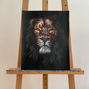 Portrét lva akrylem na černém pozadí
