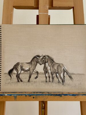 Tři koně Převalského na pláni. Nakreslení bílým a černým perem na béžovém papíře.
