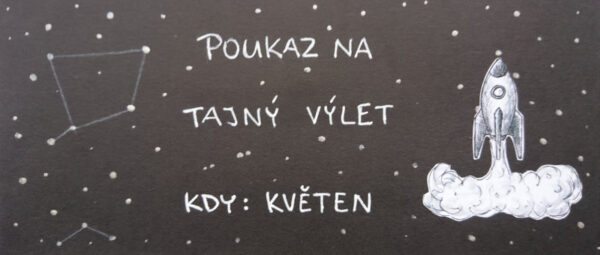 Černý papír na kterém je bílou fixáž napsáno Poukaz na tajný výlet, kdy: květen