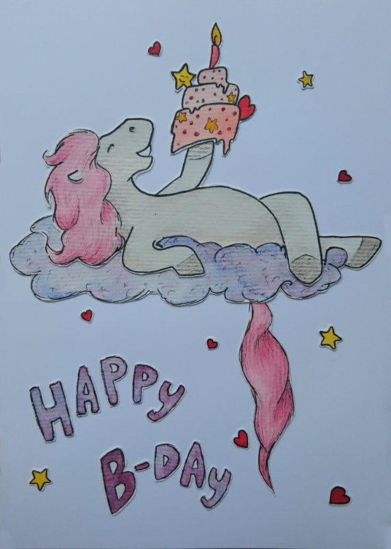 Kreslený jednorožec ležící na mraku a držící narozeninový dort, nápis Happy B-Day