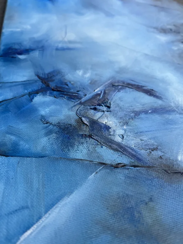 Led je abstraktní olejomalba, která připomíná pohled z ptačí perspektivy na ledové jezero. Odstíny modré evokují pocit klidu, ticha a odlehlosti. Kontrast mezi jemnými přechody štětcem a vrstvenými nánosy špachtlí dodává obrazu autentičnost a hloubku.