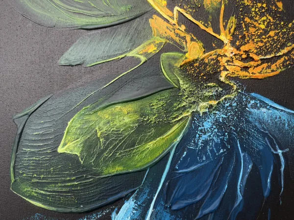 Abstraktní reliéfní malba na černém plátně. Motiv připomíná padlou můru nebo motýla, jehož rozložená barevná křídla vytváří kontrast s temným pozadím.
